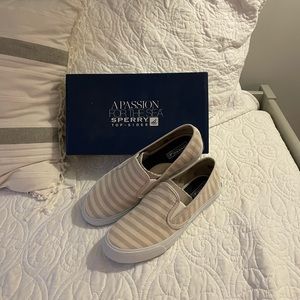 NWT!! Sperry Topsider Seaside Breton Stripe slip-on sneakers!  Size 8!